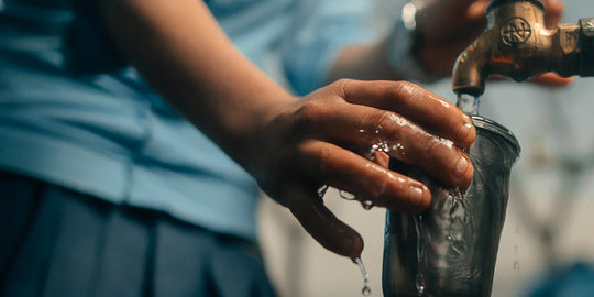 Notizbücher und Kulis im Kampf gegen die Wasserkrise