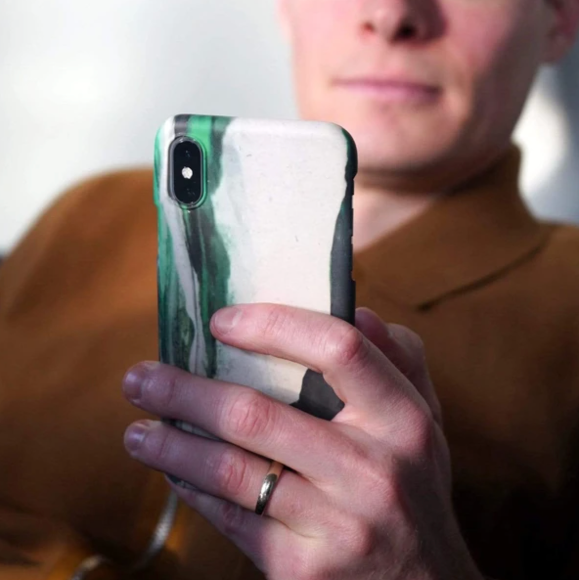 agood Mobile Case vs Pela Case