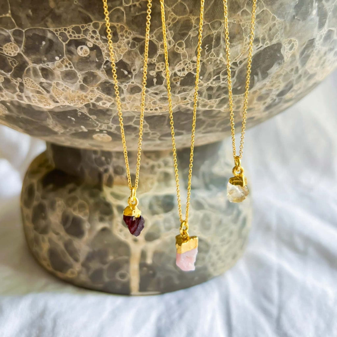 Halsband med hängsmycke av rå granat - smycken av helande kristaller | By Lunar James