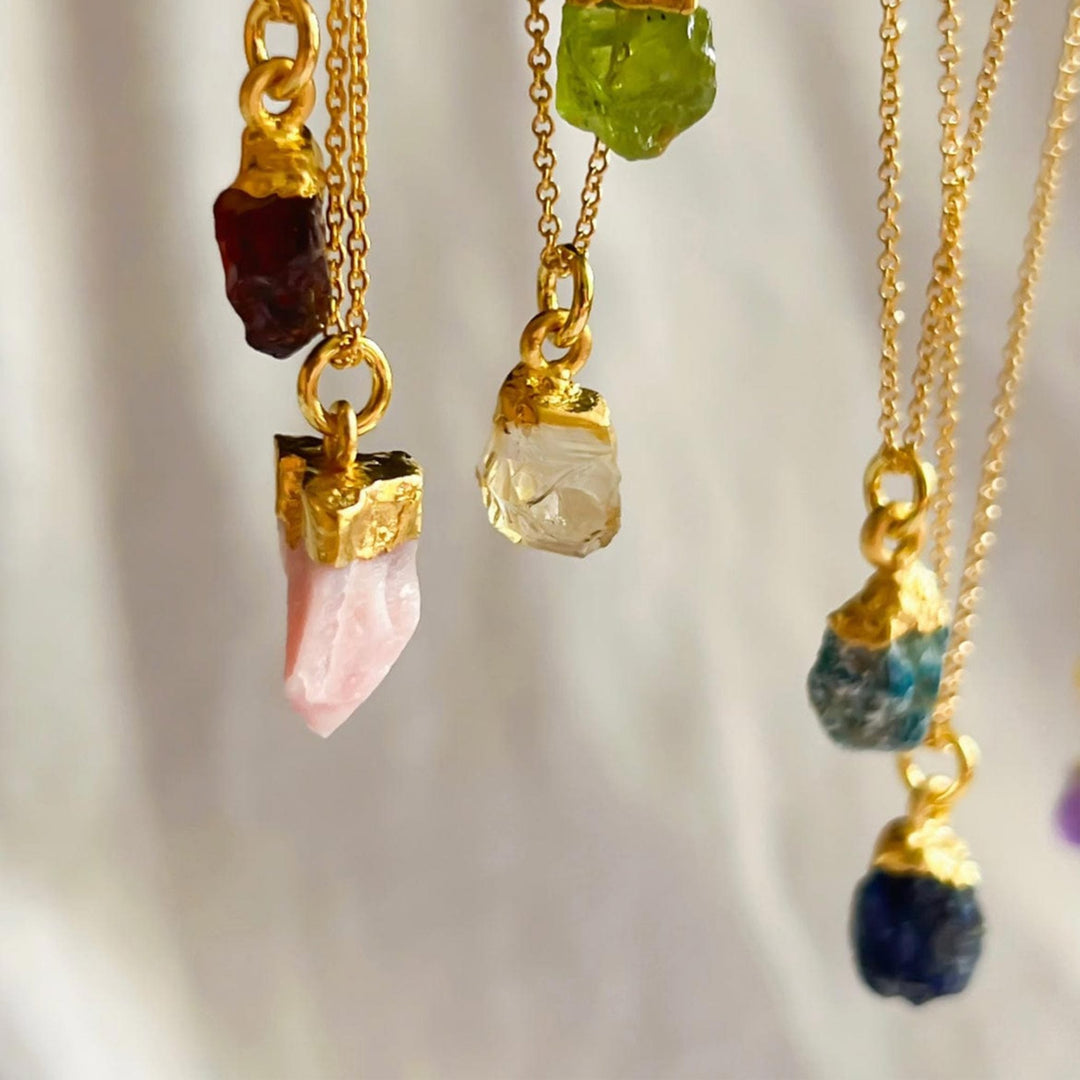 Halsband med hängsmycke av rå granat - smycken av helande kristaller | By Lunar James