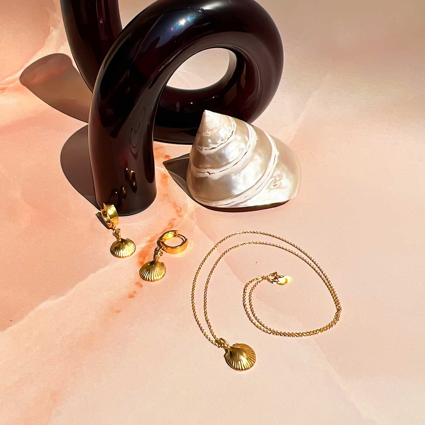 Halsband med hängsmycke av snäckskal i guld eller silver - kammussla | By Lunar James
