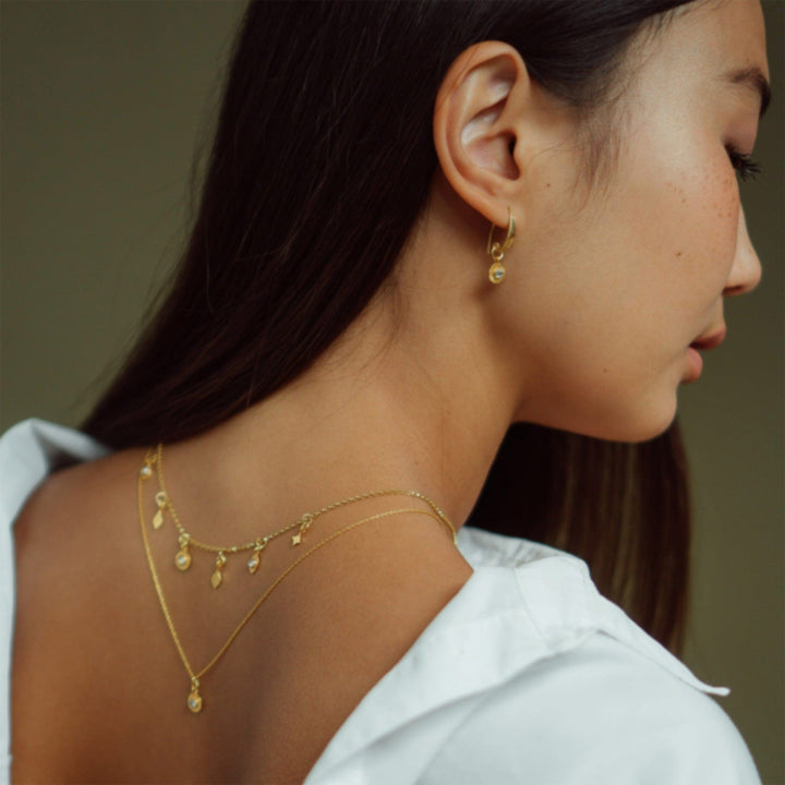 Gold Mondstein-Charm Halskette mit Goldenen Charms – Soluna | By Lunar James