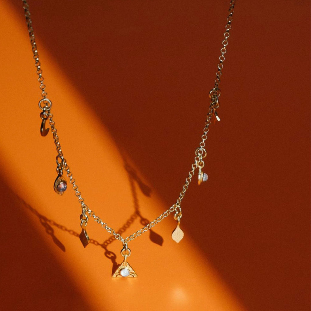 Berlockhalsband med månsten i guld och guldberlocker - Terra | By Lunar James