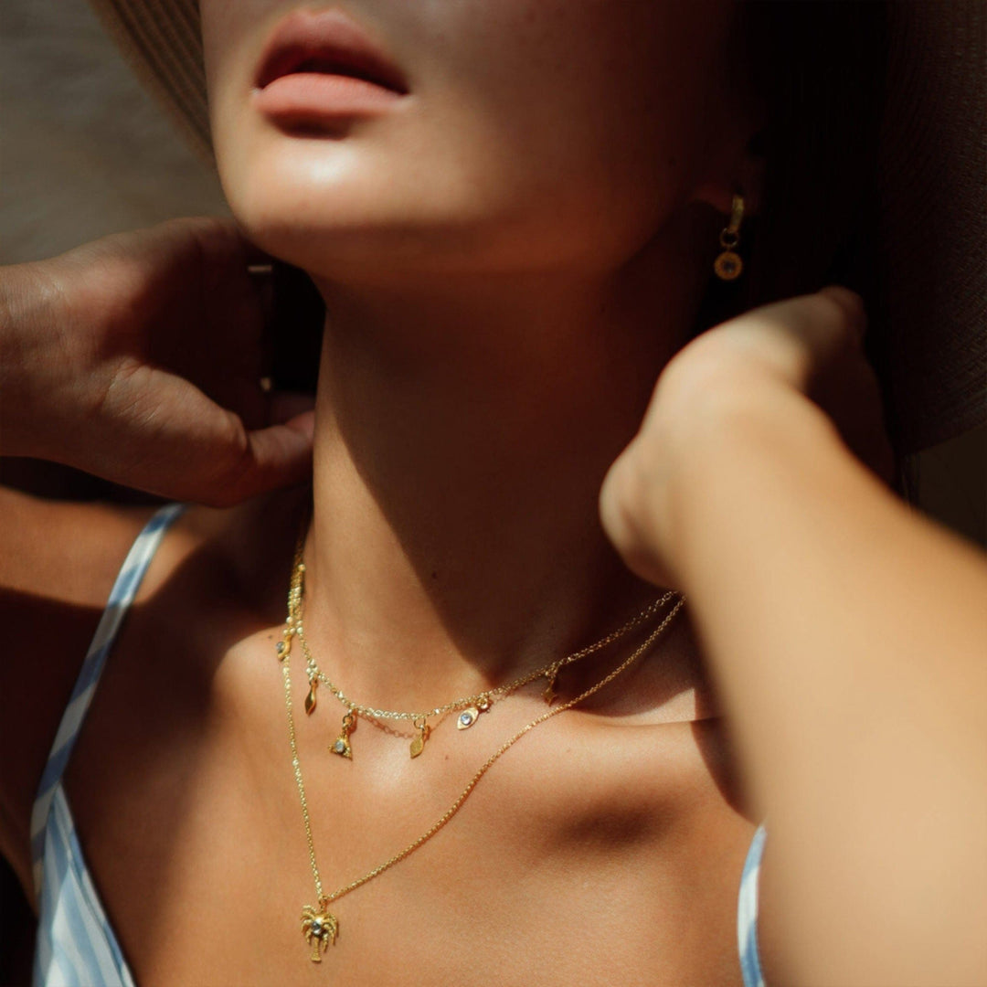 Berlockhalsband med månsten i guld och guldberlocker - Terra | By Lunar James