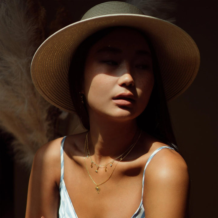 Berlockhalsband med månsten i guld och guldberlocker - Terra | By Lunar James