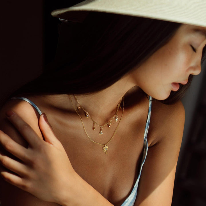 Berlockhalsband med månsten i guld och guldberlocker - Terra | By Lunar James