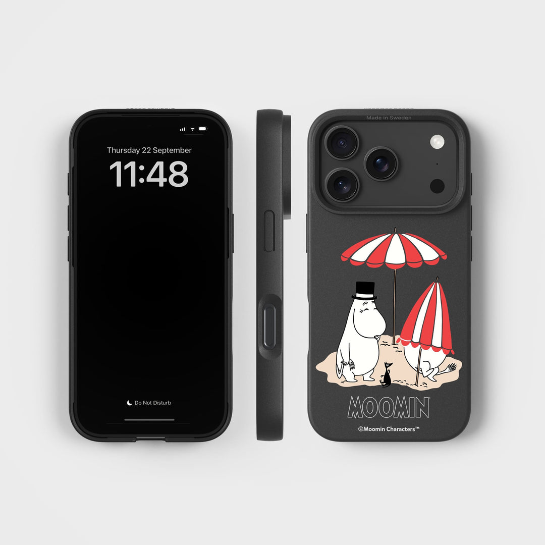 iPhone 18 Pro am Strand - Mumin | Pflanzenbasierte Handyhülle - PLNTPRTCT™