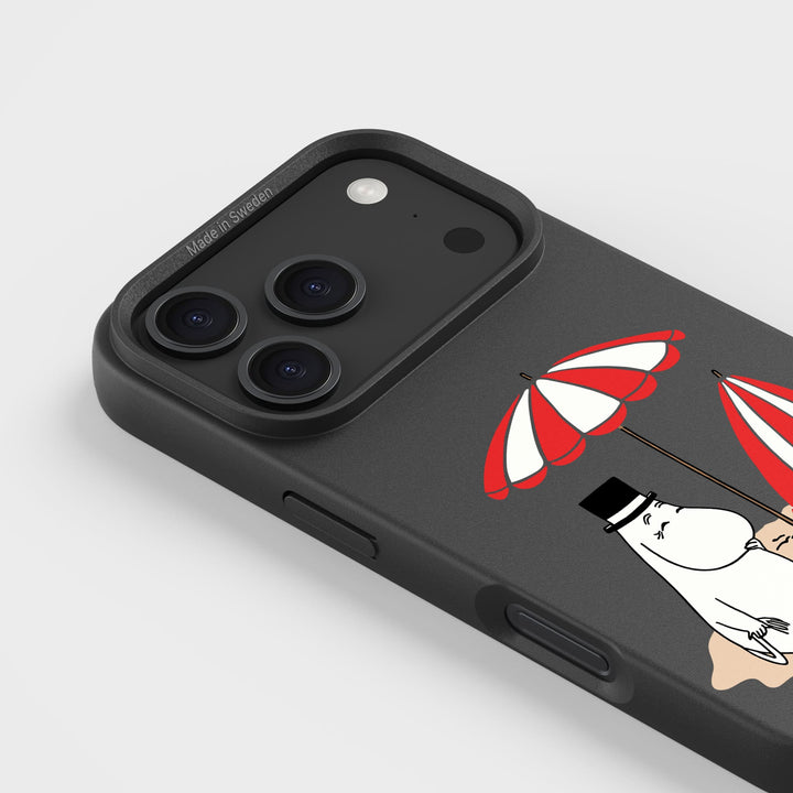 iPhone 18 Pro am Strand - Mumin | Pflanzenbasierte Handyhülle - PLNTPRTCT™