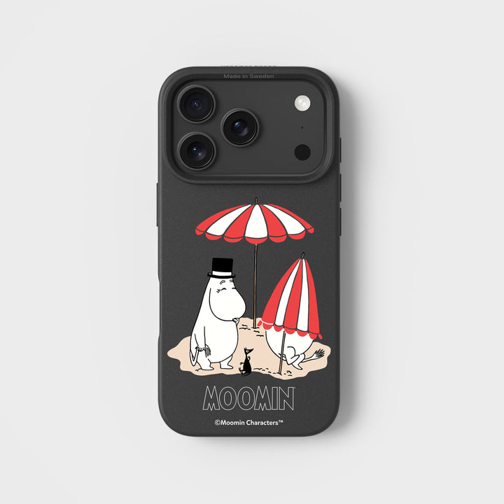 iPhone 18 Pro am Strand - Mumin | Pflanzenbasierte Handyhülle - PLNTPRTCT™