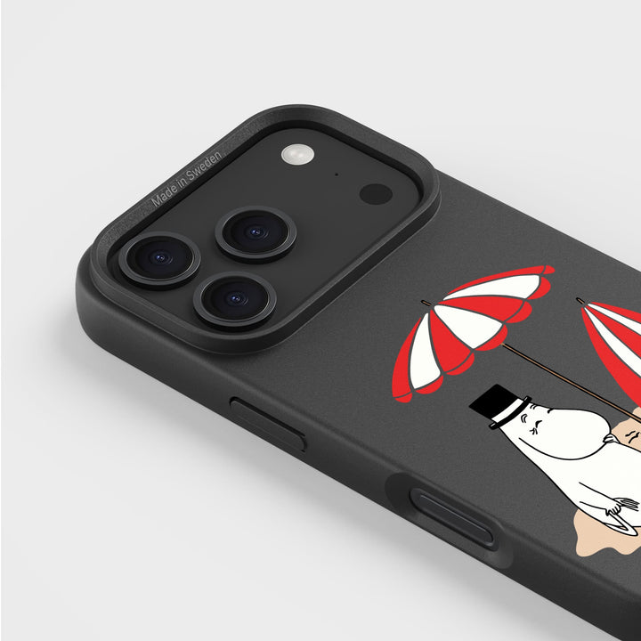 iPhone 18 Pro Max am Strand - Mumin | Pflanzliche Handyhülle - PLNTPRTCT™
