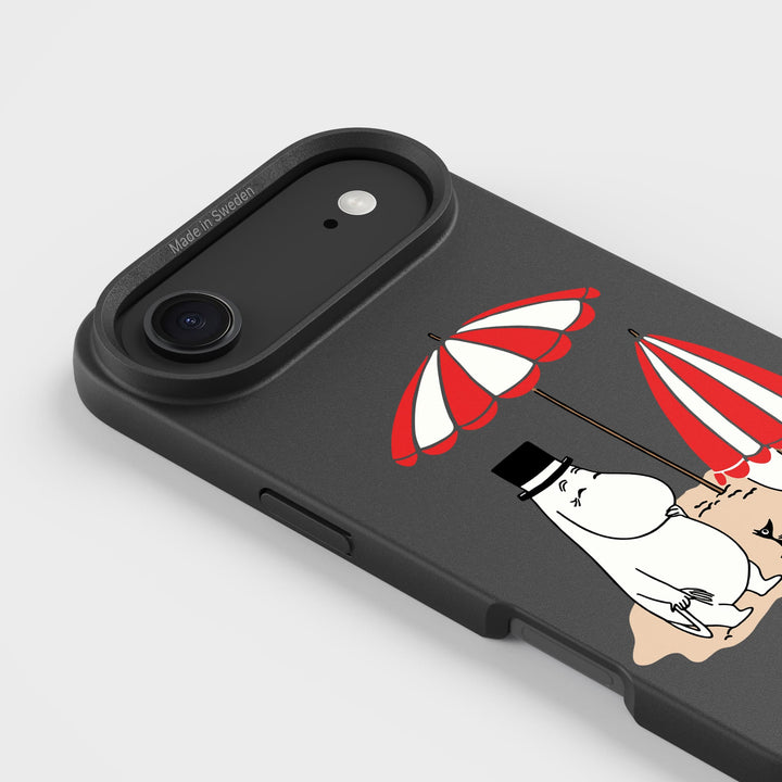 iPhone Air På Stranden – Mumin | Växtbaserat Mobilskal – PLNTPRTCT™