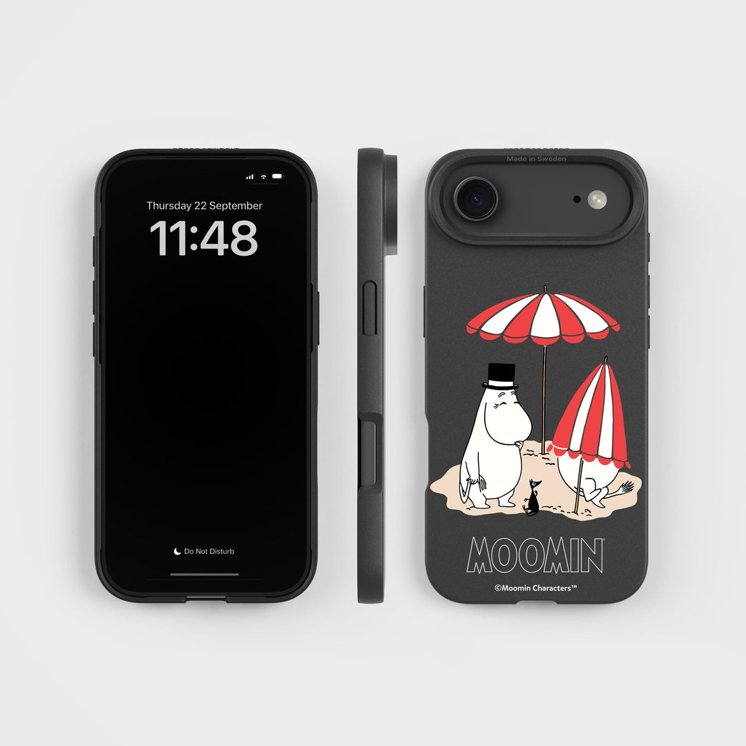 iPhone Air På Stranden – Mumin | Växtbaserat Mobilskal – PLNTPRTCT™