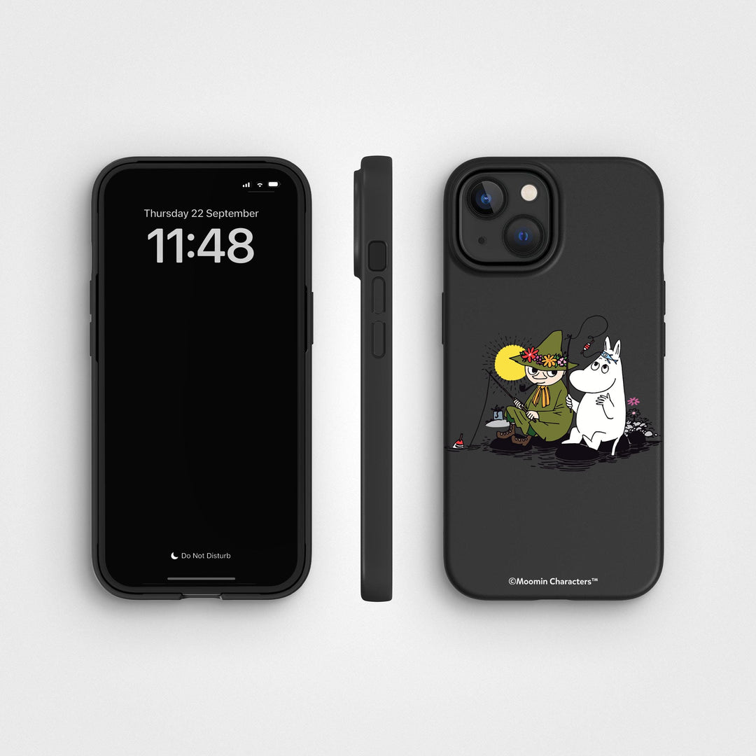 iPhone 15 Snufkin Angeln - Mumin | Pflanzenbasierte Handyhülle - PLNTPRTCT™