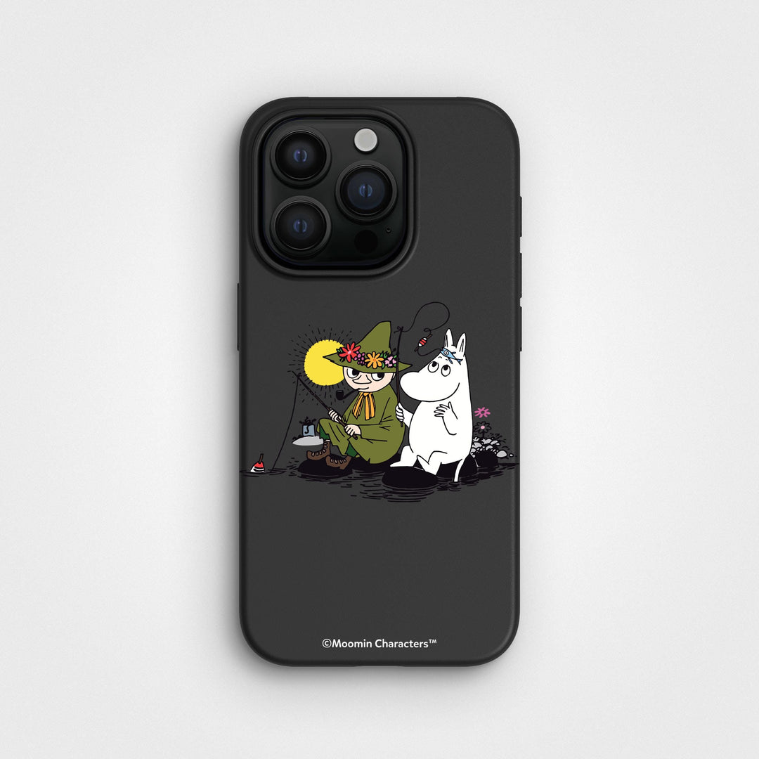 iPhone 15 Pro Max Snufkin Fishing - Moomin | Plant-based phone case - PLNTPRTCT™