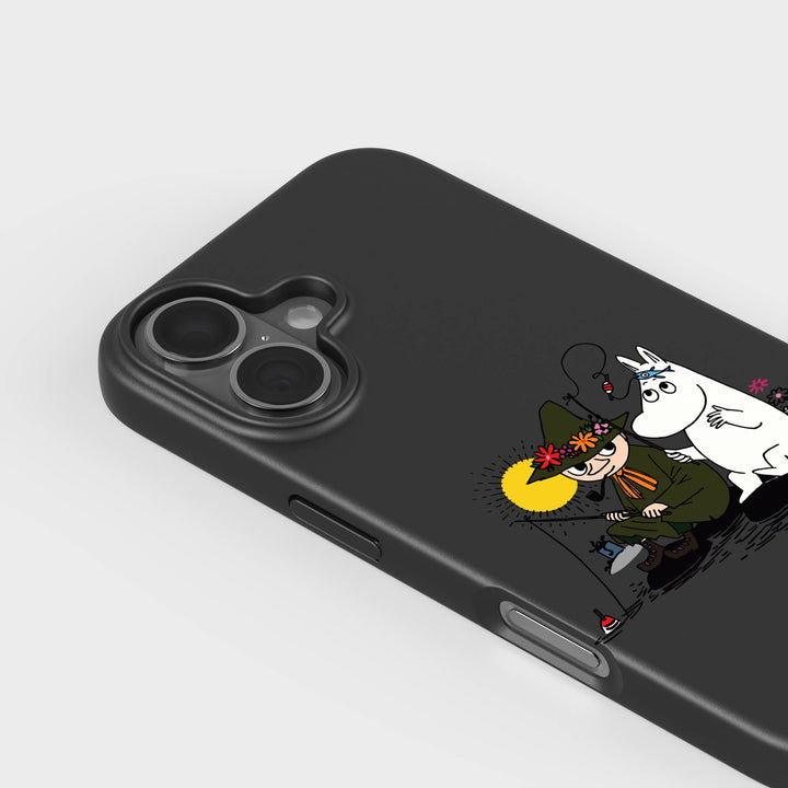 iPhone 16 Snufkin Angeln - Mumin | Pflanzenbasierte Handyhülle - PLNTPRTCT™