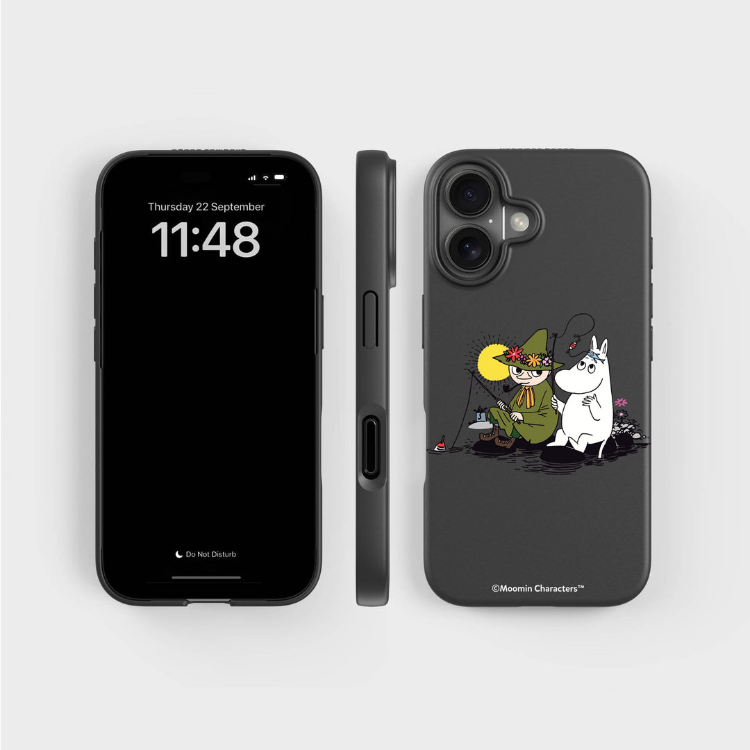 iPhone 16 Snufkin Angeln - Mumin | Pflanzenbasierte Handyhülle - PLNTPRTCT™
