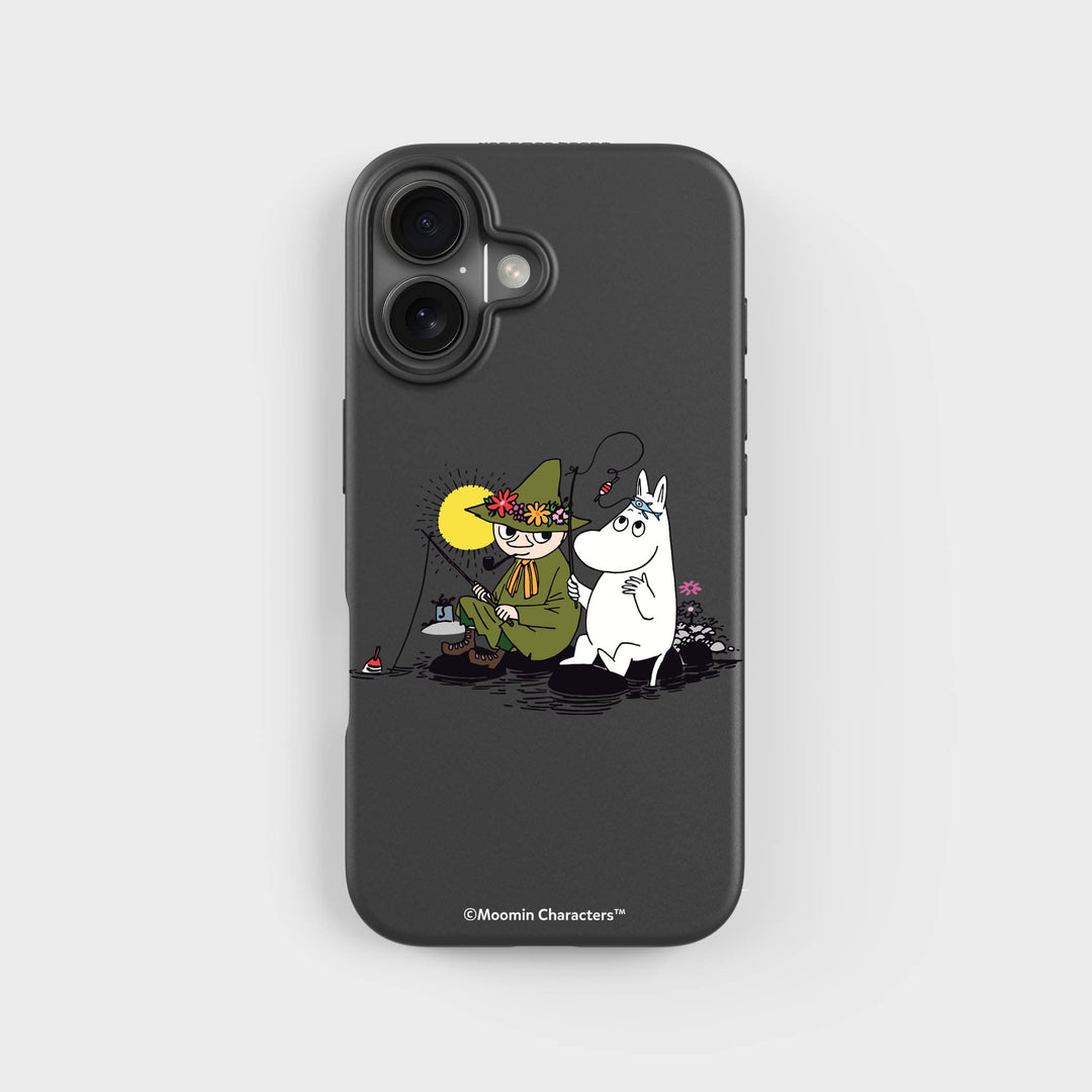 iPhone 16 Snufkin Angeln - Mumin | Pflanzenbasierte Handyhülle - PLNTPRTCT™