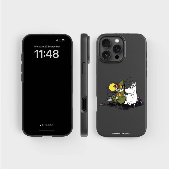 iPhone 16 Pro Max Snufkin Angeln - Mumin | Pflanzenbasierte Handyhülle - PLNTPRTCT™
