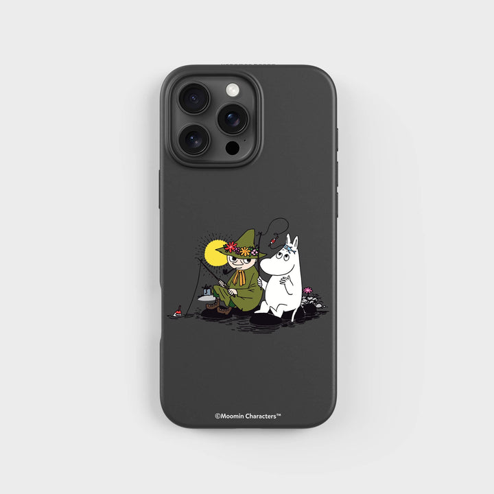 iPhone 16 Pro Max Snufkin Angeln - Mumin | Pflanzenbasierte Handyhülle - PLNTPRTCT™