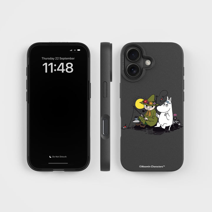 iPhone 17 Snufkin Angeln - Mumins | Pflanzliche Handyhülle - PLNTPRTCT™