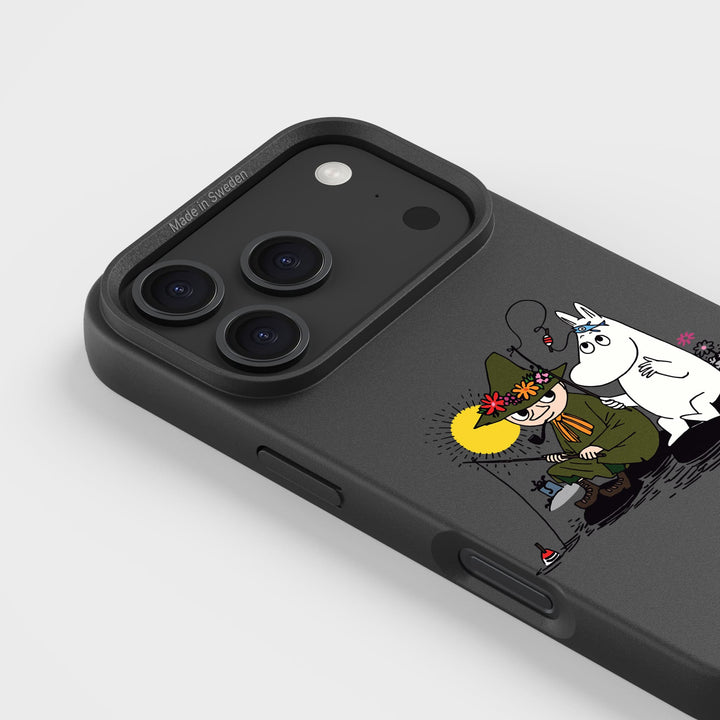 iPhone 17 Pro Snufkin Fishing - Moomin | Plant-based phone case - PLNTPRTCT™