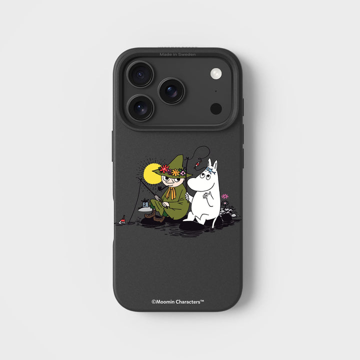 iPhone 17 Pro Snufkin Fishing - Moomin | Plant-based phone case - PLNTPRTCT™