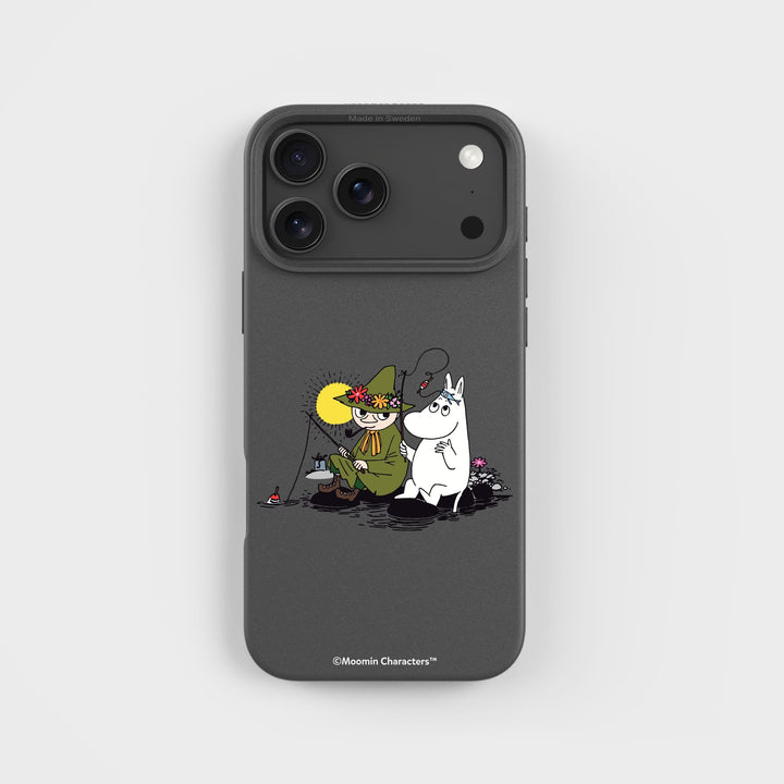 iPhone 18 Pro Max Snufkin beim Angeln - Mumins | Pflanzenbasierte Handyhülle - PLNTPRTCT™